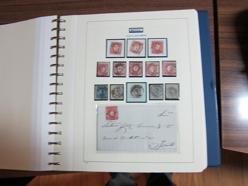 0012 (155).JPG -     Lote:    12      Marcofilia      Lotes Especiais       Descrição:      Portugal.   Colecção especializada de carimbos de duplo círculo, tipo 1852, montada em 4 álbuns Lindner, com selos de diversas emissões e cartas, com estudo minucioso de cada marca. Lote a ver.        Lote       Valor Base:     &euro; 3.000,00     Valor Venda:     Retirado     